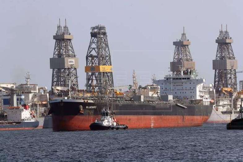 Un petrolero en el Puerto de Las Palmas de Gran Canaria (Foto Efe / Elvira Urquijo A.)